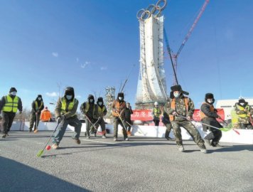 冬奥建设者体验冰雪运动海陀塔工地上开起别样“冬奥会”