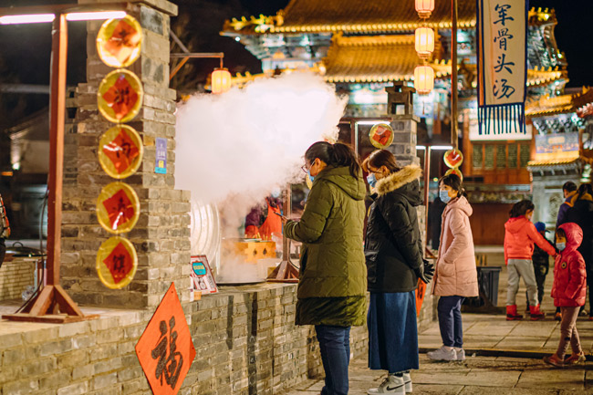 长城脚下年味浓春节来古北水镇过“冰雪运动年”