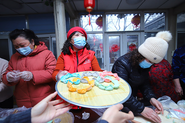 超暖心！陶然小哥在京过年西城大妈送上一碗“家的味道”