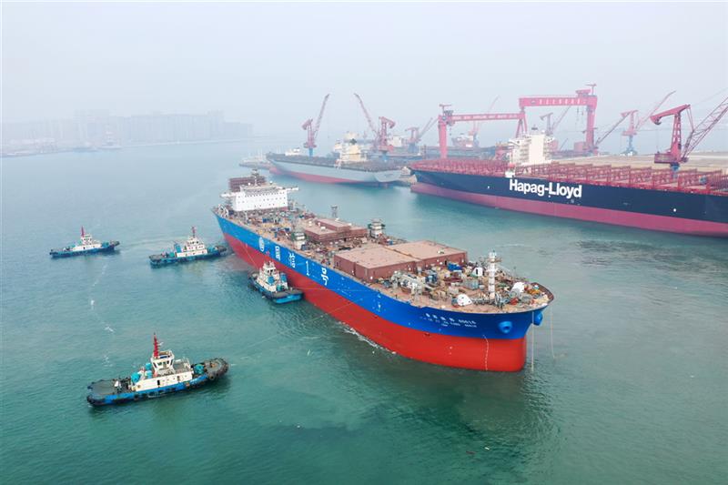 全球首艘10万吨级智慧渔业大型养殖工船“国信1号”在青岛出坞下水