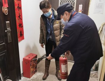 北京石景山区百名消防志愿者敲门入户送平安