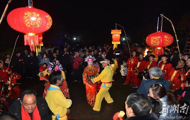 平江花灯闹正月