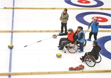 北京：残疾人旱地冰球队体验真冰