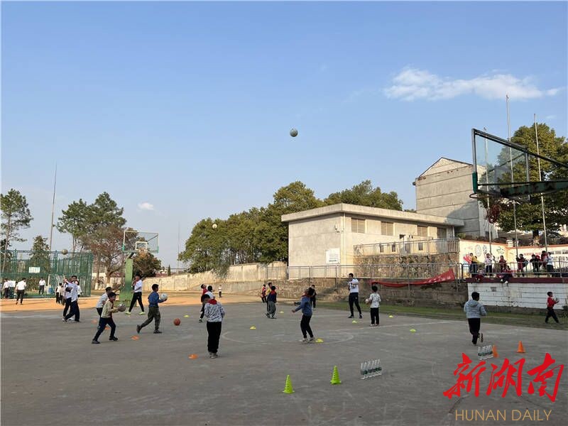 新墙镇中心小学举办“阳光体育 快乐足球”节日活动