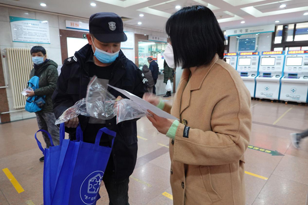 北京朝阳区香河园街道为管控区域居民搭起生命健康绿色通道