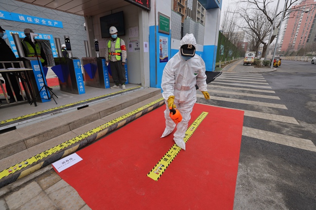 东城区住建委落实建筑工地防疫指引施工现场实行封闭式管理错峰就餐