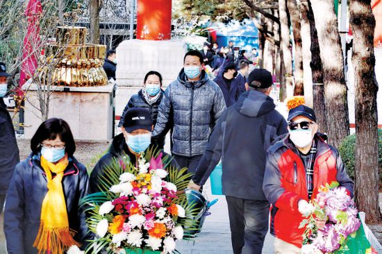 清明祭扫新风寄哀思北京昨天迎来第一波祭扫高峰