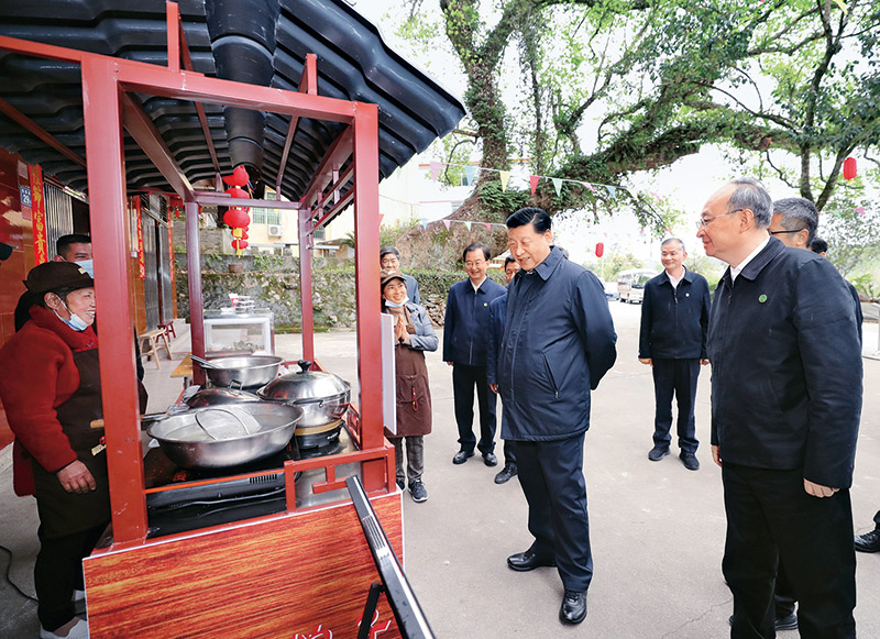  习近平：坚持把解决好“三农”问题作为全党工作重中之重 举全党全社会之力推动乡村振兴