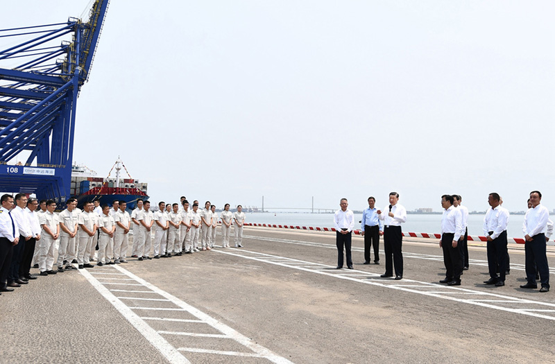  习近平在海南洋浦经济开发区考察调研