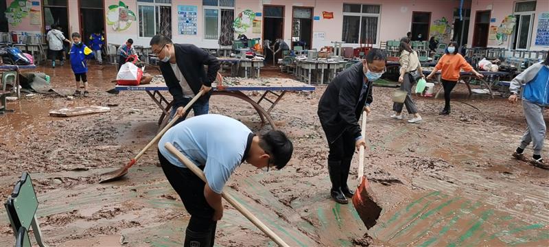 四川安岳县遭遇13级大风极端天气 各项救灾抢险工作正加紧推进