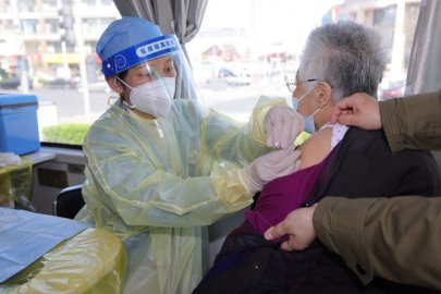北京东城：流动疫苗接种车开进天坛街道