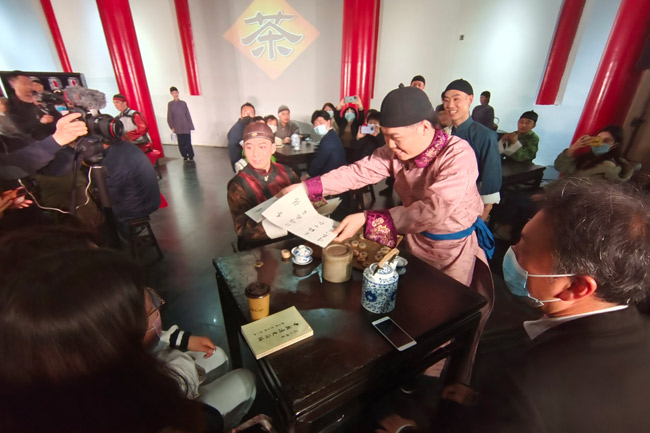 “千年”报国寺变身文化园观众演员共同演绎北京曲剧《茶馆》