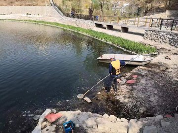 五一假期首日北京石景山300余名水务人员守护河湖环境