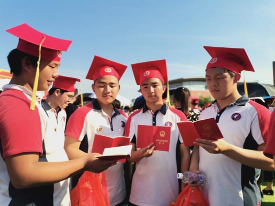 今日，鄂南高中千余学子举办成人礼