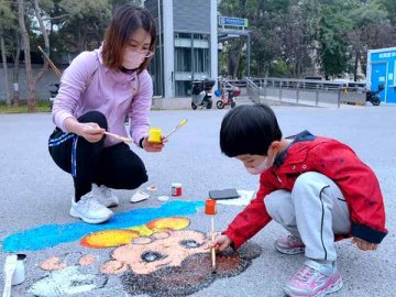 北京西城：手绘趣味“两米线”筑牢防疫“安全线”