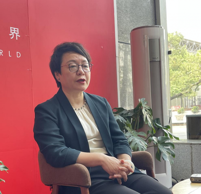 三一集团有限公司副总裁钟卫华在接受采访（陈小薇/摄）