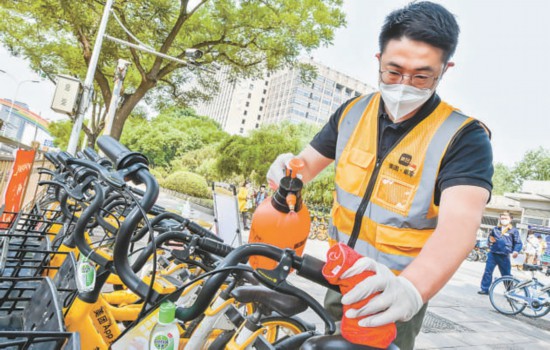 北京:共享单车党员先锋队上岗已为2万辆单车配备共享消毒液