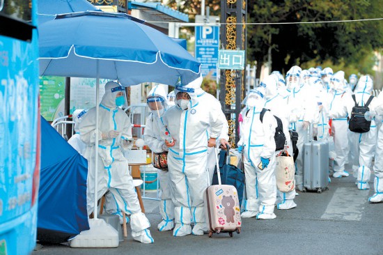 南新园近5000名居民转运集中隔离