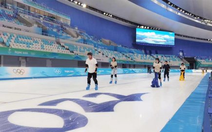 冬奥场馆“冰丝带”开放 体验“最快的冰”