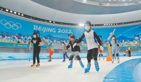 “冰丝带”昨正式开门迎客 千余市民体验冬奥赛时冰面