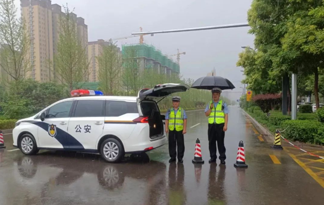 风雨至 交警在！吕梁公安交警雨天执勤保