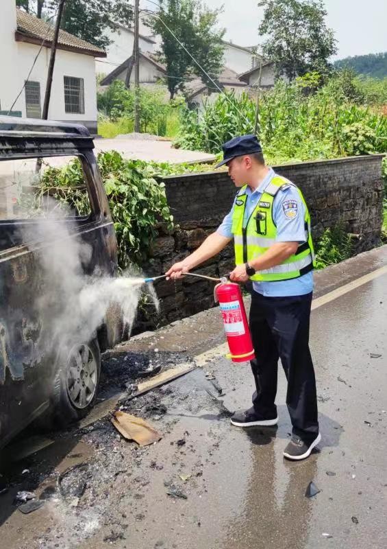 盛夏面包车路中自燃 远安民警丢下饭碗奋力将火扑灭