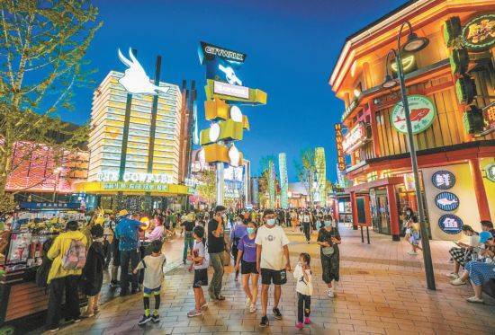 北京环球度假区迎暑期客流高峰