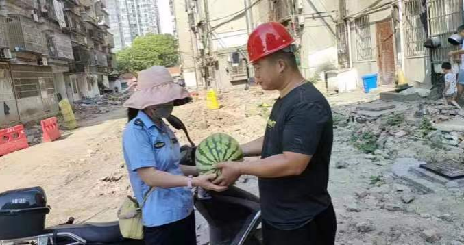 战高温抓生产 仙桃市为老旧小区改造工地