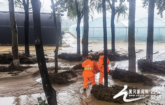 方山境内遇强降雨 多部门联合组织救援