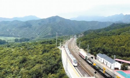 小火车开往青山绿水新乡村 市郊铁路怀密线暑期客流涨一倍
