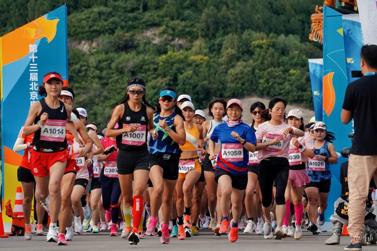 近千人参加北京奥运城市体育文化节“RUN GIRLS女子10公里”环湖挑战赛