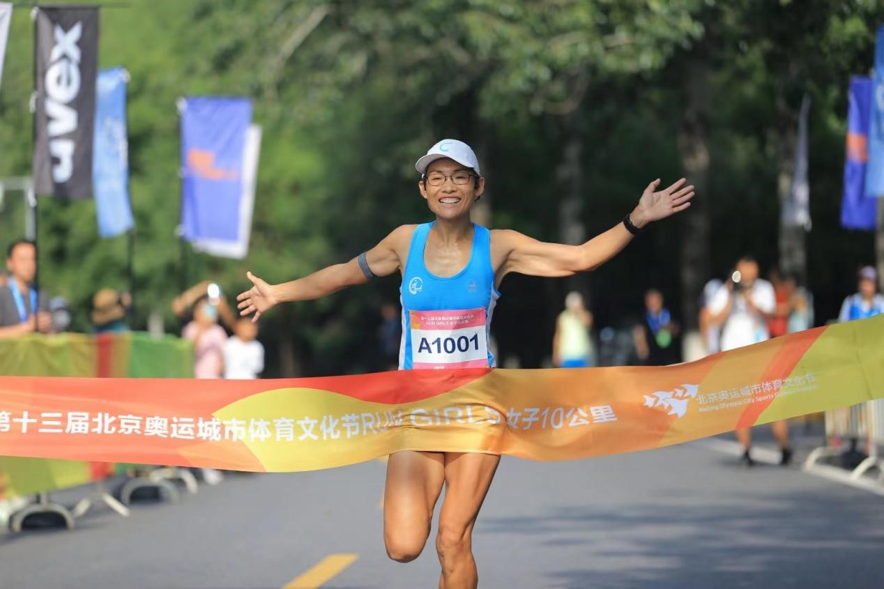 近千人参加北京奥运城市体育文化节“RUN GIRLS女子10公里”环湖挑战赛