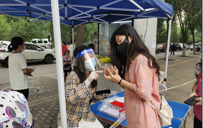 雨中城北街道尉汾路服务站检测点的暖心