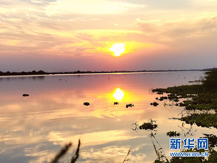 安徽颍上：秋日晚霞映淮水