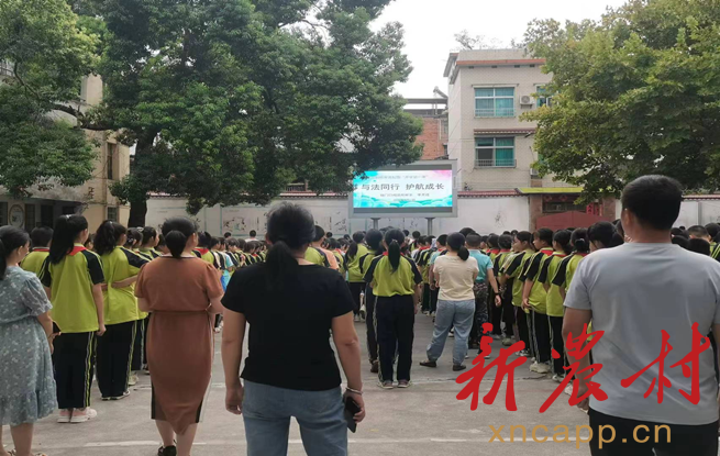 武冈市红光小学：组织全体师生听法制教