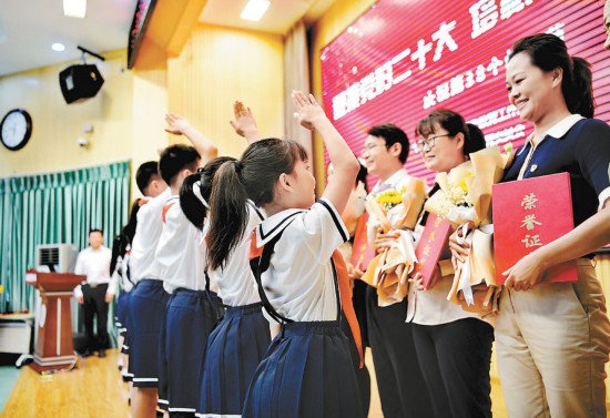 高校老师收花式祝福