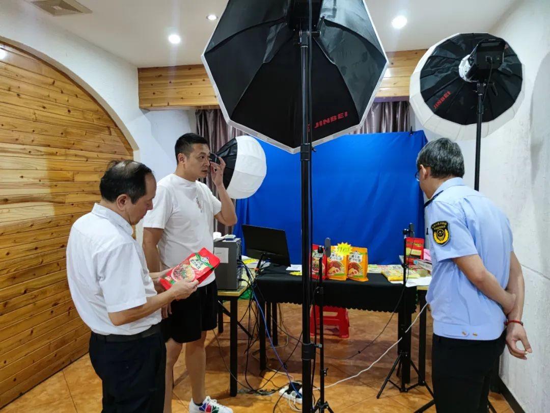 特色食品与电商融合 咸宁市市场监管局局长调研食品产业发展