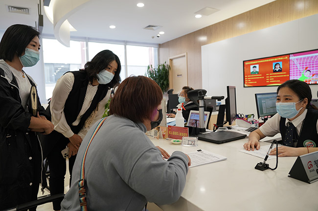 北京西城白纸坊街道开展“一把手走流程”体验日活动