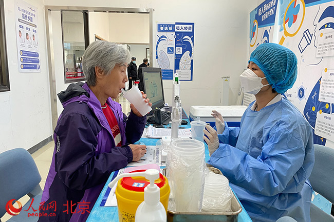 一线观察：从“打一针”到“吸一口” 北京启动接种吸入式新冠疫苗