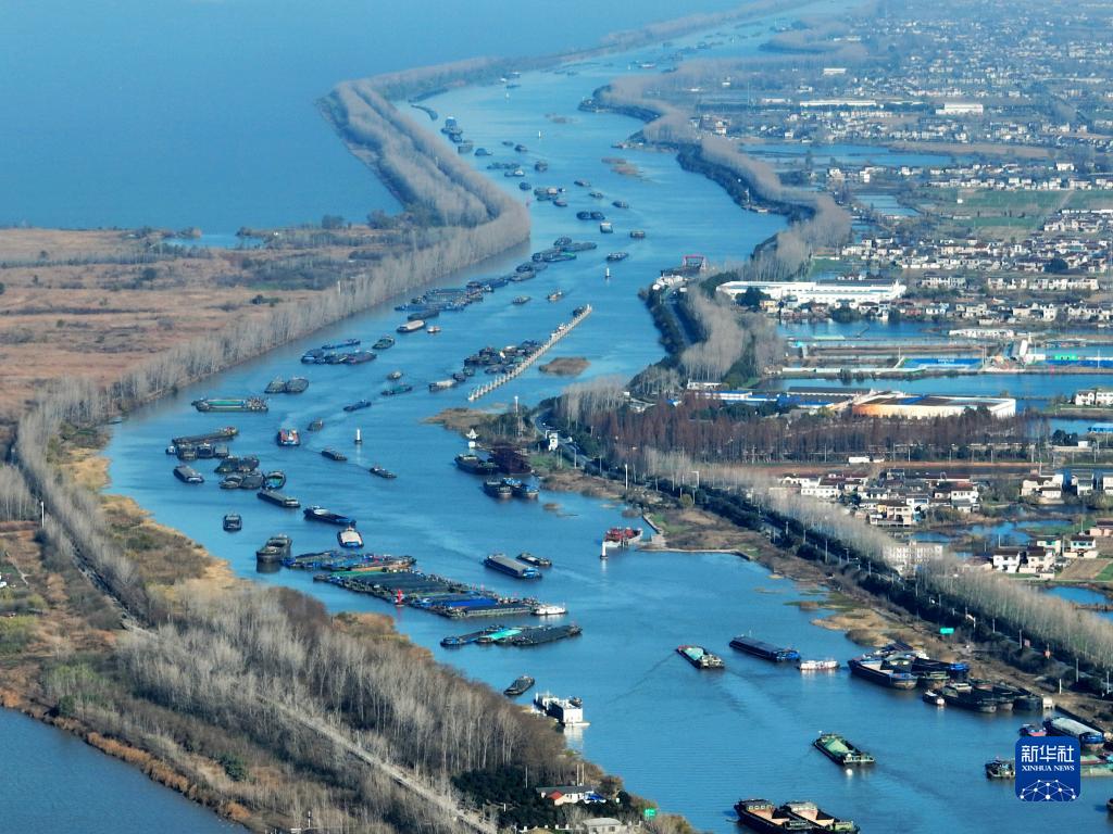 江苏扬州：京杭大运河冬季运输忙