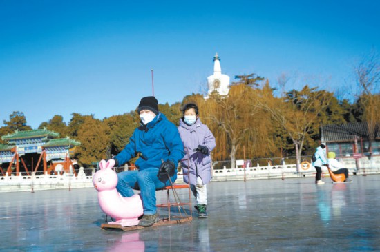 公园里玩冰雪看展览动静相宜