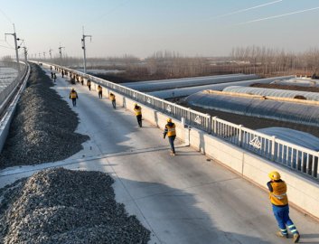 新年第一天 建设者为“轨道上的京津冀”加速