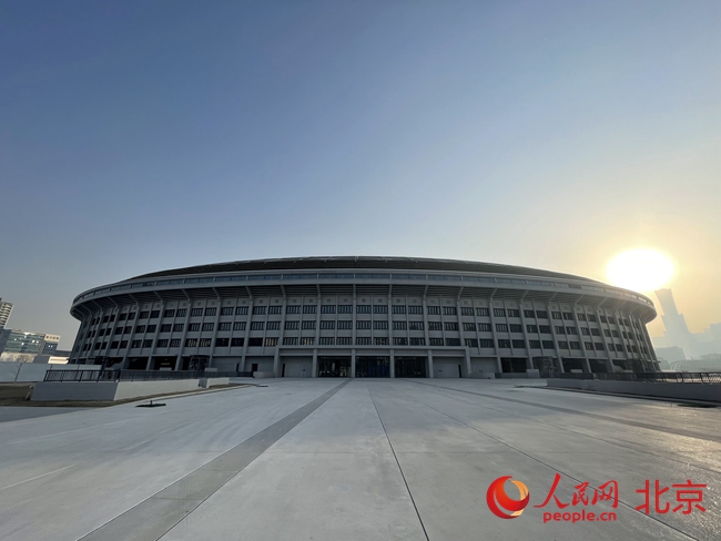 北京首座专业足球场落成 “新工体”今春整体亮相