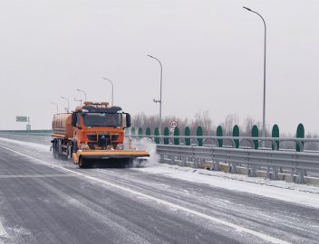 迎战首场降雪 北京高速公路每公里配1套