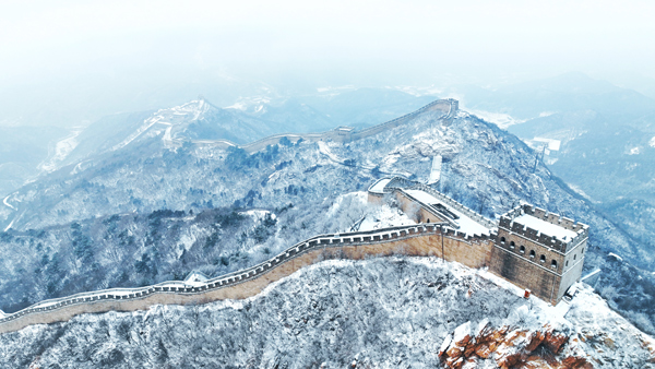 八达岭迎今年首场降雪  长城脚下年味儿渐浓