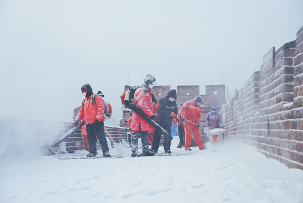 八达岭迎今年首场降雪  长城脚下年味儿渐浓