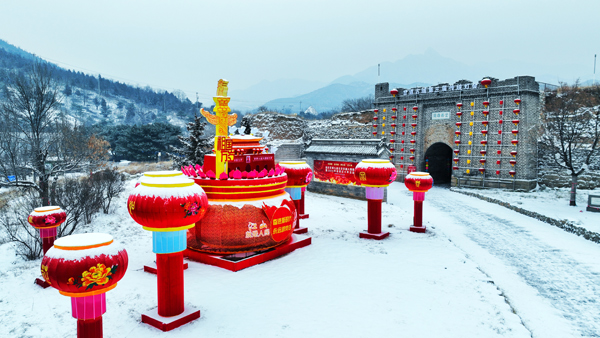 八达岭迎今年首场降雪  长城脚下年味儿渐浓