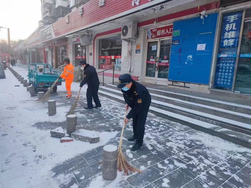 应对兔年首场降雪 丰台城管主动宣传引导扫雪铲冰