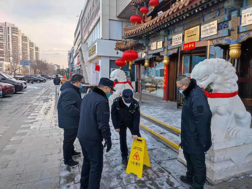 应对兔年首场降雪 丰台城管主动宣传引导扫雪铲冰