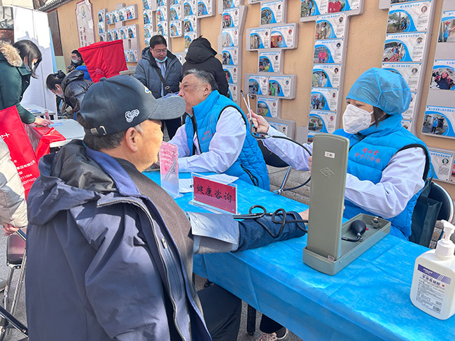 西城德胜街道开展学雷锋活动：相约美好春日 躬行志愿者精神